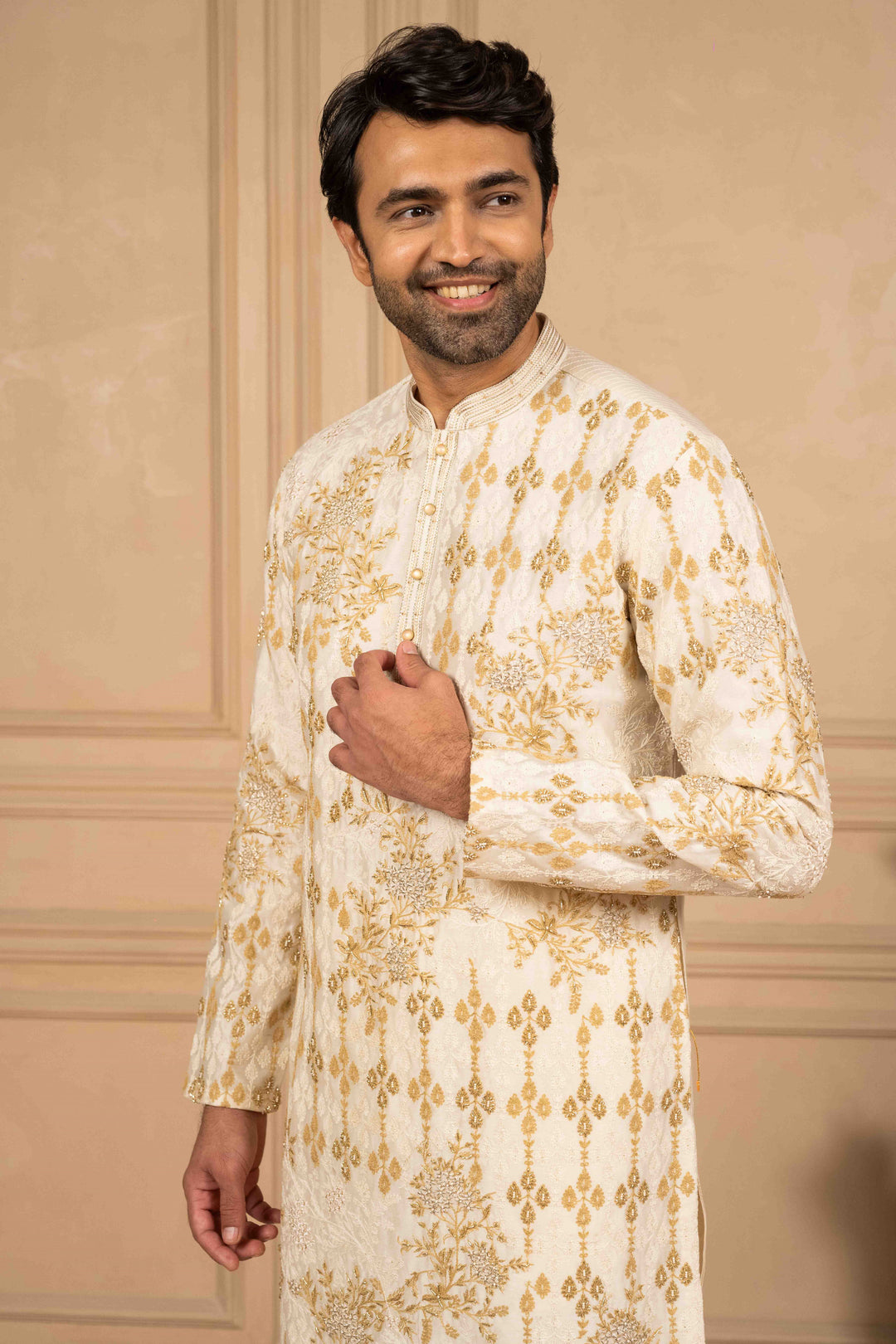 kurta with geo-floral motifs in Marodi and hand embroidery. – Image 5