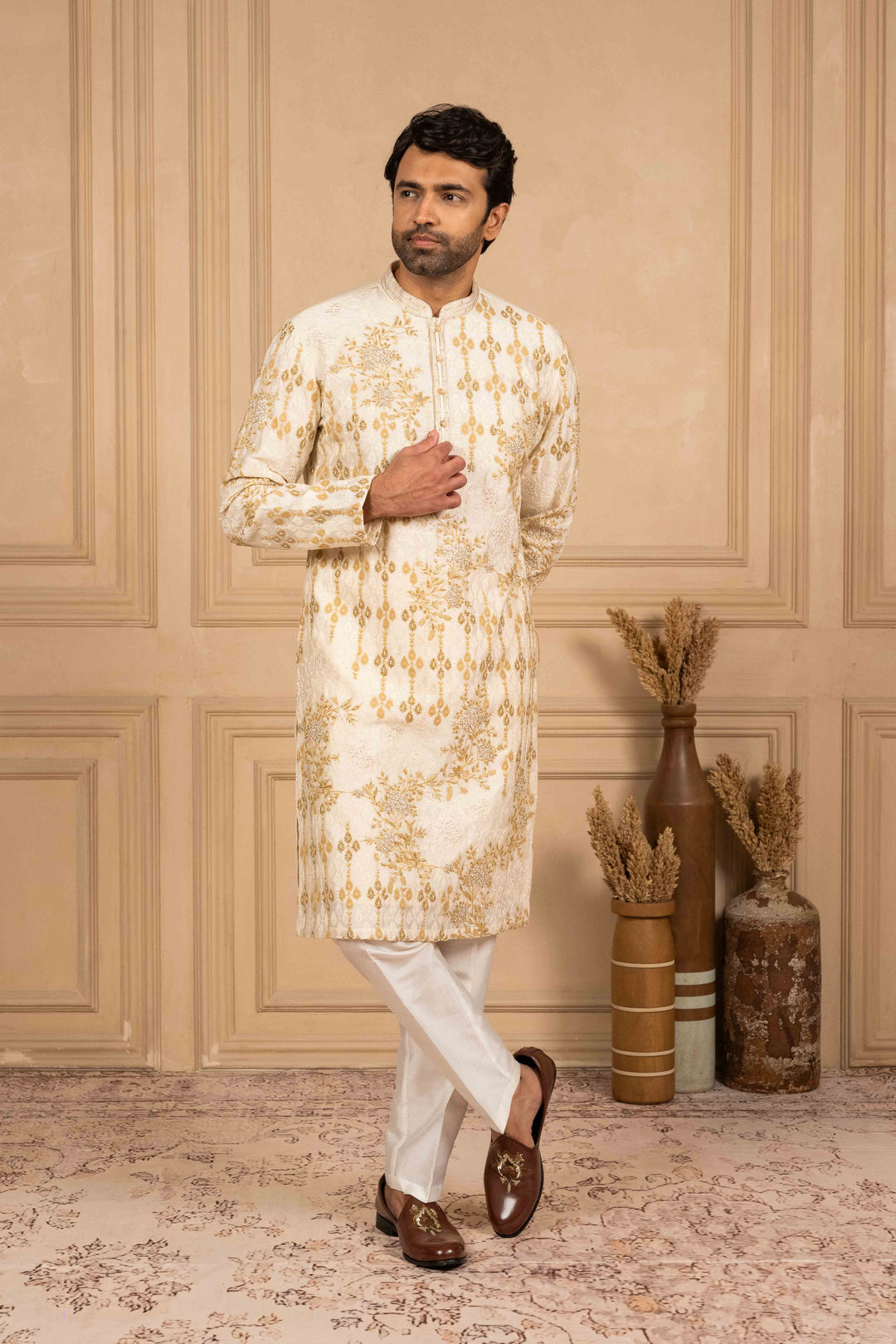 kurta with geo-floral motifs in Marodi and hand embroidery. – Image 3